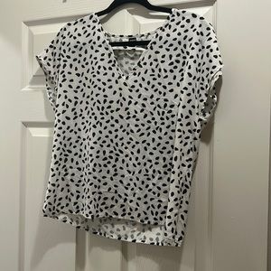 Lightweight b&w printed top